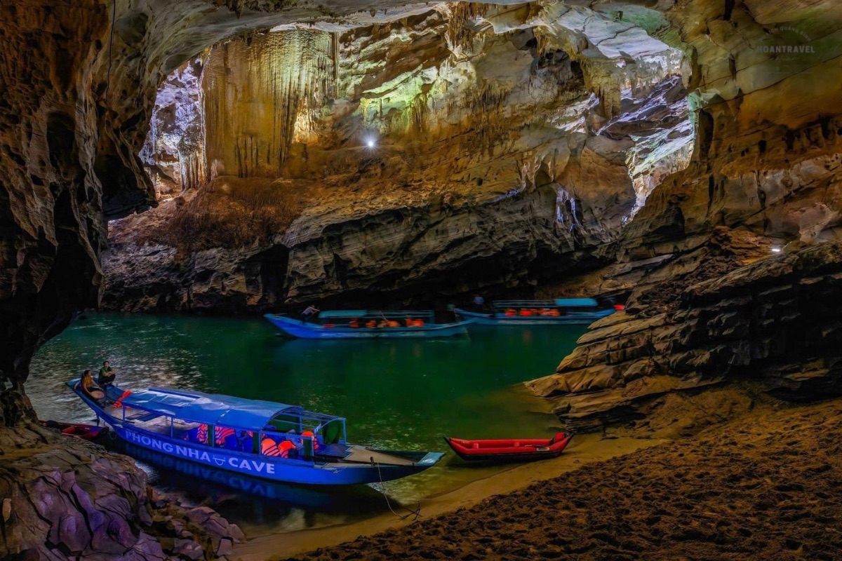 Khám Phá Ánh Sáng Lấp Lánh trong Động Phong Nha